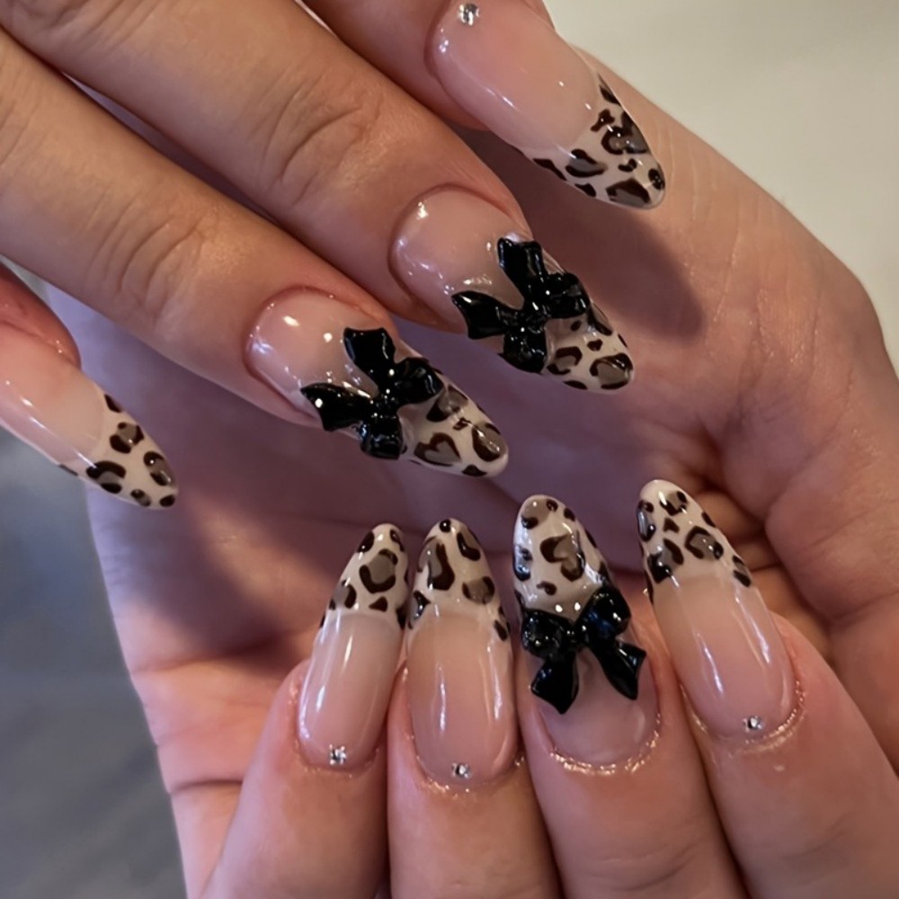 Nail Art Leopard - 24 قطعة أظافر صناعية فرنسية لوزية